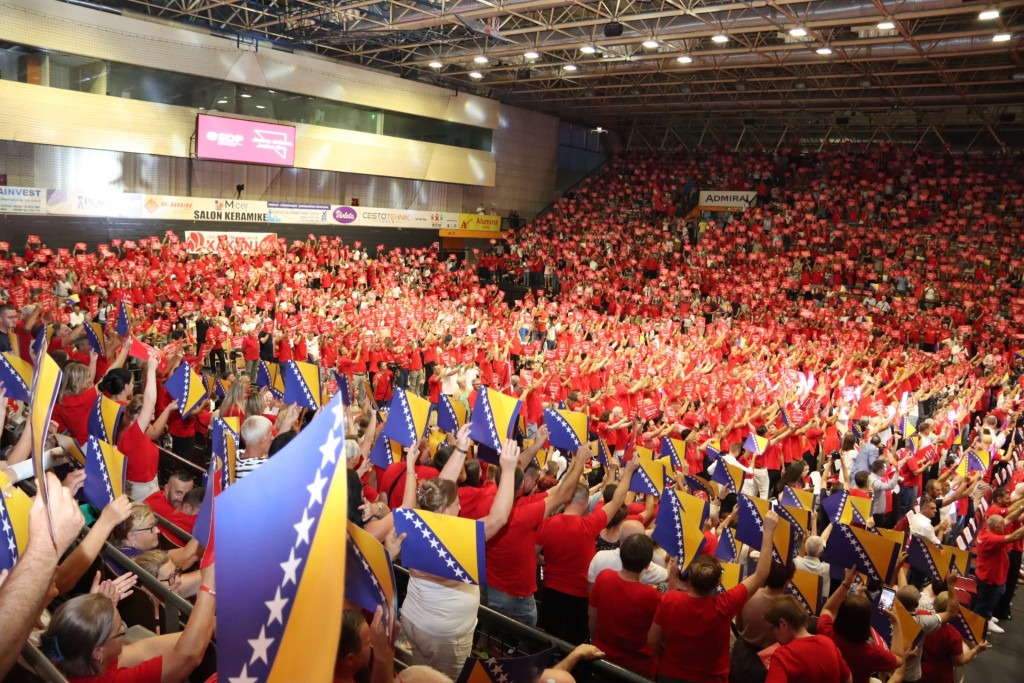 Foto: SDP svoju kampanju započeo centralnim predizbornim skupom u tuzlanskom Mejdanu: ‘Jedna država. Jedan tim’