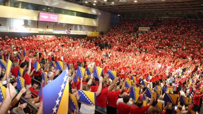 Foto: SDP svoju kampanju započeo centralnim predizbornim skupom u tuzlanskom Mejdanu: ‘Jedna država. Jedan tim’