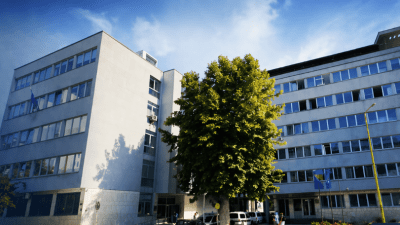 Petnaestogodišnja djevojčica koja je ispred škole u Gornjoj Tuzli hladnim oružjem nanijela povrede dvjema vršnjakinjama predata u nadležnost Tužilaštva TK