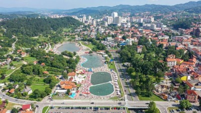 Postavljanje predizbornih plakata u Tuzli: Dozvoljena mjesta i obaveze političkih subjekata