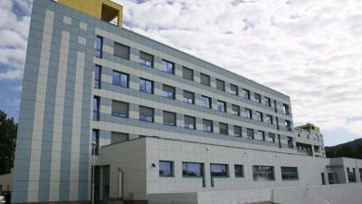 Dvoje povrijeđenih u požaru u staračkom domu u Lukavcu u teškom stanju, jedan pacijent na respiratoru
