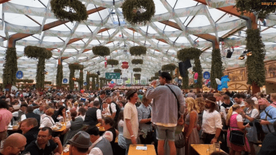 U Minhenu počeo Oktoberfest: Prvi posjetioci već pohrlili, litar piva do 15,90 eura