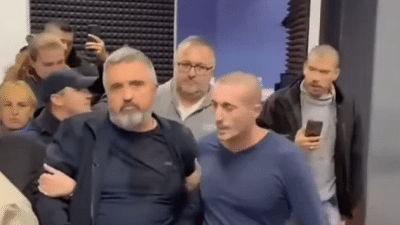 Video: Nekoliko desetina demonstranata ušlo u Informer, prekinut program televizije; Glavni urednik i vlasnik Dragan Vučićević u suzama…