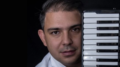 Foto/Nakon dvije godine pravne borbe; Svi postupci protiv smijenjenog direktora Srednje muzičke škole u Tuzli okončani: Dejan Milkunić nije kriv!