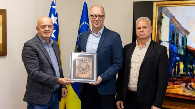 Foto: Gradonačelniku Lugaviću uručeno priznanje Udruženja policije ‘4. april’
