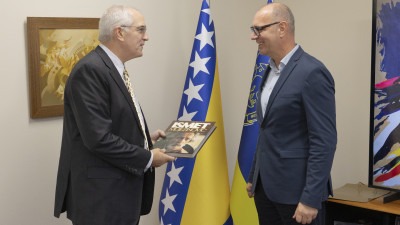 Foto/Gradonačelnik Tuzle ugostio šefa Misije OSCE-a u BiH, ambasadora Richarda Holtzapplea