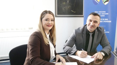 Foto: Potpisani ugovori sa 13 centara za socijalni rad iz TK, dodijeljeno 130.000 KM za opremu