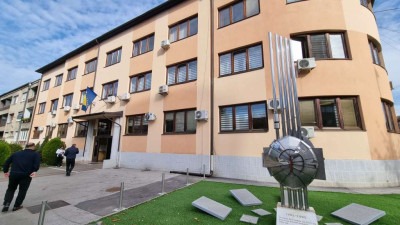 Živinice: Muškarac skočio sa trećeg sprata nakon što mu je policija ušla u stan 
