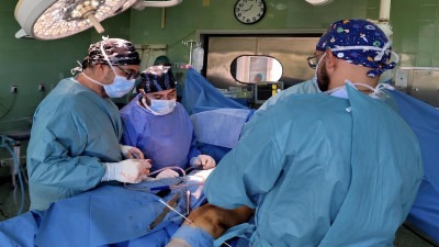 Na Klinici za ortopediju i traumatologiju UKC Tuzla uspješno izveden kompleksan zahvat ‘Stoppa’ pristupom