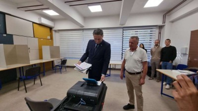 Bećirović glasao u Tuzli: Demokratski izbori su temelj države, volja naroda mora biti vrhovni zakon