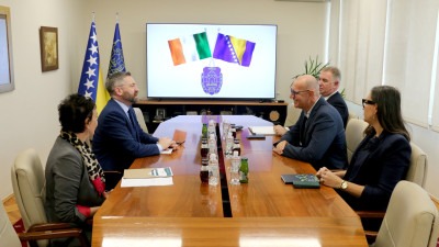 Foto/Gradonačelnik Tuzle ugostio ambasadora Republike Irske u BiH: ‘Grad Tuzla posvećen kontinuiranom unapređenju kvaliteta života građanki i građana’