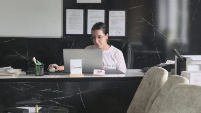 Foto/Od snova do vlastite fabrike namještaja: Kako je inženjerski bračni par iz Srebrenika pokrenuo biznis bez instant rješenja