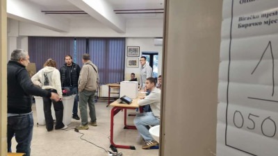 U Tuzlanskom kantonu otvorena birališta, manji problemi sa skenerima