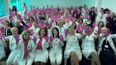 Foto: UKC Tuzla obilježio Ružičasti oktobar – mjesec borbe protiv karcinoma dojke